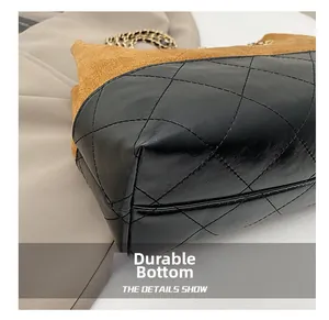 Détail du fond en cuir matelassé résistant et de la chaîne sur un sac fourre-tout vintage