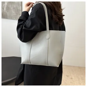 Bolso tote moderno de cuero PU gris claro con costuras decorativas al hombro