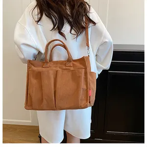 Borsa tote in velluto a coste marrone con grandi tasche frontali e tracolla regolabile