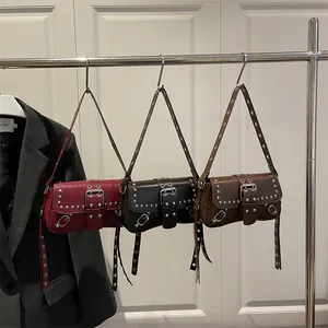 Drie kunstlederen schoudertassen met studs in rood, zwart en bruin met punk gesp detail