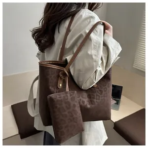 Dettaglio della borsa tote leopardata con cinturini in pelle marrone per pendolari