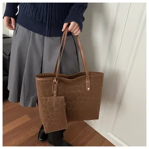 Dettaglio della grande borsa tote leopardata con pochette e manici in pelle marrone