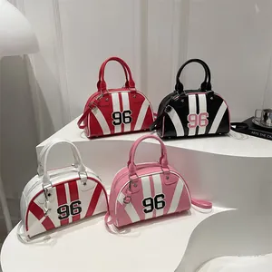 Sac Bowling Sport Rétro pour Femmes Sac à Main Boston en Cuir PU Avec Patch Numéro 96 Rayures Rivets Étoiles Sac Bandoulière