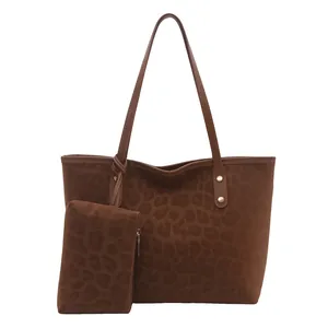 Borsa tote leopardata in pelle scamosciata marrone con pochette e borchie dorate