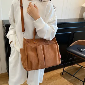 Grande borsa tote in velluto a coste marrone con tasche per lo stile autunnale