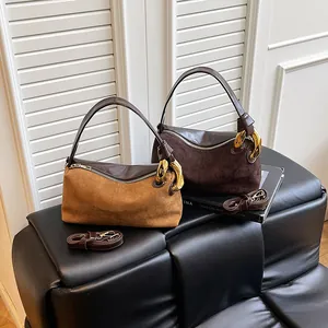 Borsa a spalla vintage in pelle scamosciata color cammello e caramello con catena