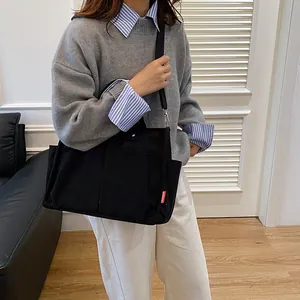 Borsa tote in velluto a coste nero con tasche multiple e tracolla regolabile trendy