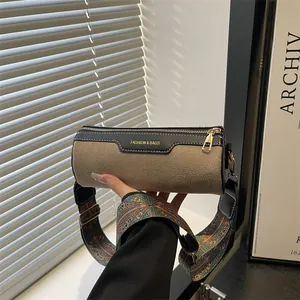 Retro Zylindertasche aus braunem Wildleder mit einem buntem Ethno-Muster Breitgurt