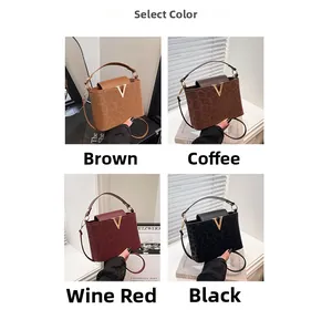 Vue détaillée de sacs à main léopard en quatre couleurs avec boucle métallique V dorée