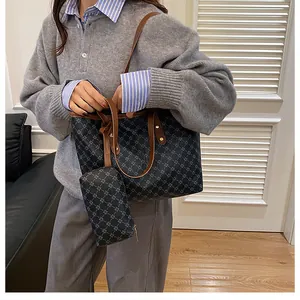 Dettaglio della borsa tote blu navy con stampa geometrica e manici in pelle marrone