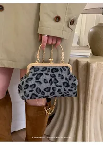 Borsa retrò leopardata in peluche con manico circolare dorato e catena in metallo