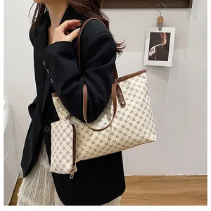Dettaglio di una borsa tote vintage con motivo a stelle e mini portamonete coordinato