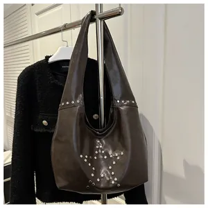 Grande borsa hobo marrone scuro da donna con stelle di borchie argentate chic