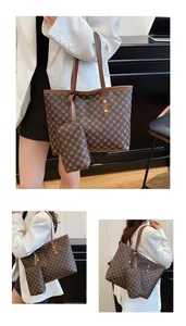 Dettaglio della borsa shopper marrone con motivo geometrico e astuccio coordinato