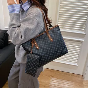 Grande borsa shopper con motivi geometrici, manici in pelle e piccola pochette abbinata