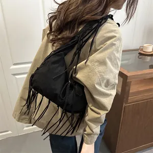 Grand sac à bandoulière noir à franges de style hobo minimaliste et rétro pour femme