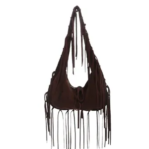 Sac hobo rétro en daim marron foncé avec longues franges bohèmes et bandoulière
