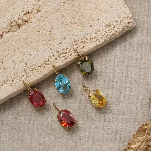 Détails de pendentifs en zircon ovale coloré sertis de griffes dorées sur pierre naturelle