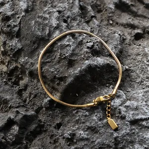 Dettaglio del bracciale a serpente dorato regolabile con chiusura a moschettone