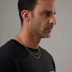 Détail d'un collier chaîne vintage doré avec mailles carrées Franco sur le mannequin