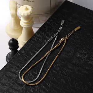 Dettaglio di bracciali regolabili a maglia serpente in acciaio inossidabile oro e argento