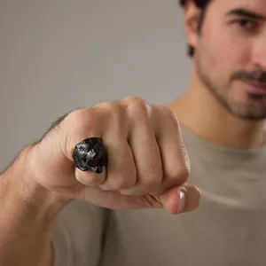 Dettaglio dell'anello con testa di tigre nera opaca da uomo, stile punk vintage