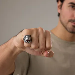 Dettaglio ravvicinato dell'anello a testa di tigre vintage con finitura argento antico
