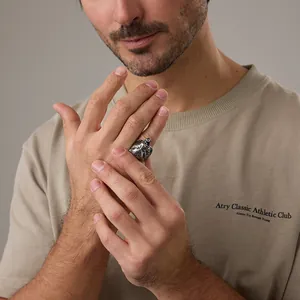 Dettaglio dell'anello tigre vintage in argento antico indossato su una mano maschile