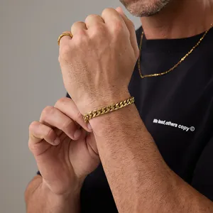 Dettaglio del bracciale maschile a maglia cubana dorata con finitura lucida di alta qualità