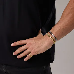 Vista dettagliata del set di bracciali a catena cubana oro e argento e anello da uomo