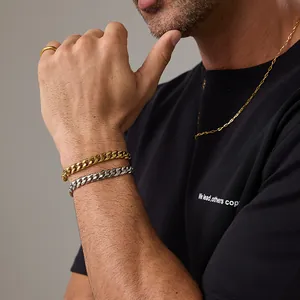 Dettaglio di bracciali a catena cubana oro e argento con anello e collana coordinati