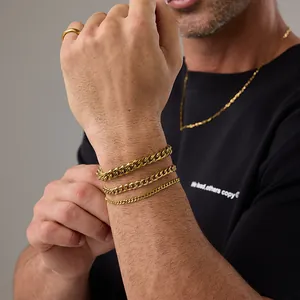 Set di tre bracciali a catena cubana e anello da uomo con finitura in oro lucido