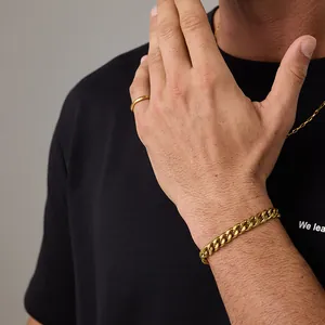 Set bracciale a catena cubana dorata e anello minimalista da uomo in acciaio inox