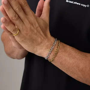 Ensemble de bracelets gourmette Figaro or et argent avec une bague ouverte ondulée