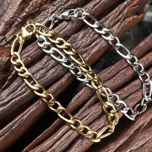 Détail des bracelets chaîne Figaro en or et argent avec des fermoirs mousquetons