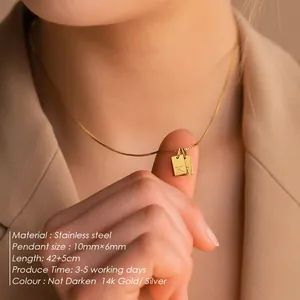 Collar con colgante cuadrado letra K de acero inoxidable oro de 14k en modelo real