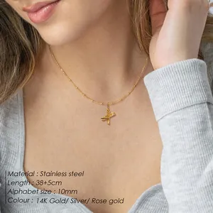 Gouden roestvrijstalen ketting met een getextureerde letter X hanger en verstelbare ketting