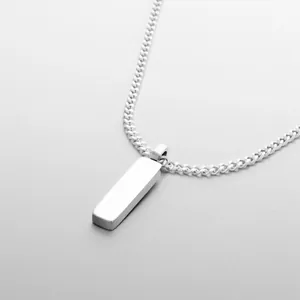Collana minimalista in acciaio inossidabile placcato oro 18K con ciondolo a barra rettangolare