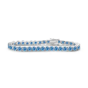 Makroaufnahme des S925 Sterling Silber Tennisarmbandes mit runden blauen Moissaniten