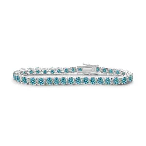 Makroaufnahme des S925-Stempels auf dem hellblauen Moissanit-Tennisarmband-Verschluss