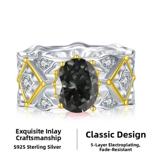 Gros plan sur bague en moissanite grise ovale avec argent ciselé et détails géométriques