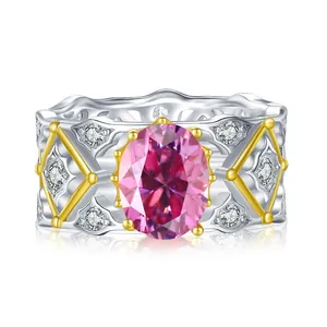 Détail d'une bague vintage en argent avec moissanite rose ovale 2ct et motifs floraux