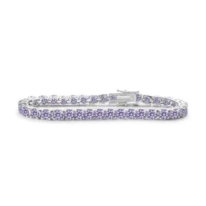 Detaillierte Makroansicht der S925-Silberpunze auf dem violetten Tennisarmband