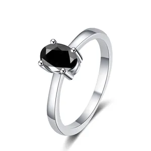 Anello in argento sterling 925 con gemma nera taglio ovale e castone a quattro griffe