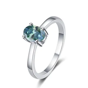 Elegante anello in argento 925 con moissanite ovale verde acqua e castone a quattro griffe