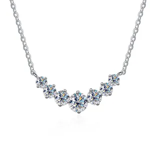 S925 Silberhalskette mit 2,8ct Moissanit-Anhängern in einer funkelnden gebogenen Sieben-Stein-Reihe