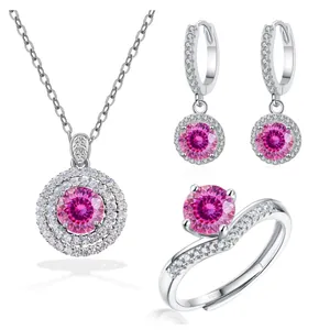 Detail eines Schmucksets aus 925er Silber mit runden rosa Moissanit-Steinen