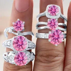 Roze moissanite ring set in S925 sterling zilver gepresenteerd op een hand