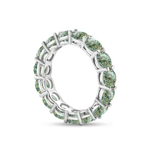 Makroaufnahme des S925 Sterlingsilber Eternity Rings mit bunten runden Steinen und Gravur