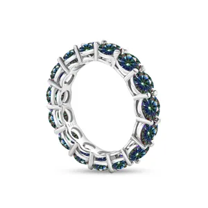 Nahaufnahme der S925-Punze und des Eternity-Rings mit Regenbogen-Moissaniten aus Silber